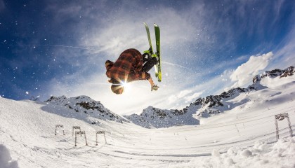 开云体育备用网址-“高新体育中心：沙滩排球赛事燃起热潮，选手拼劲力”
