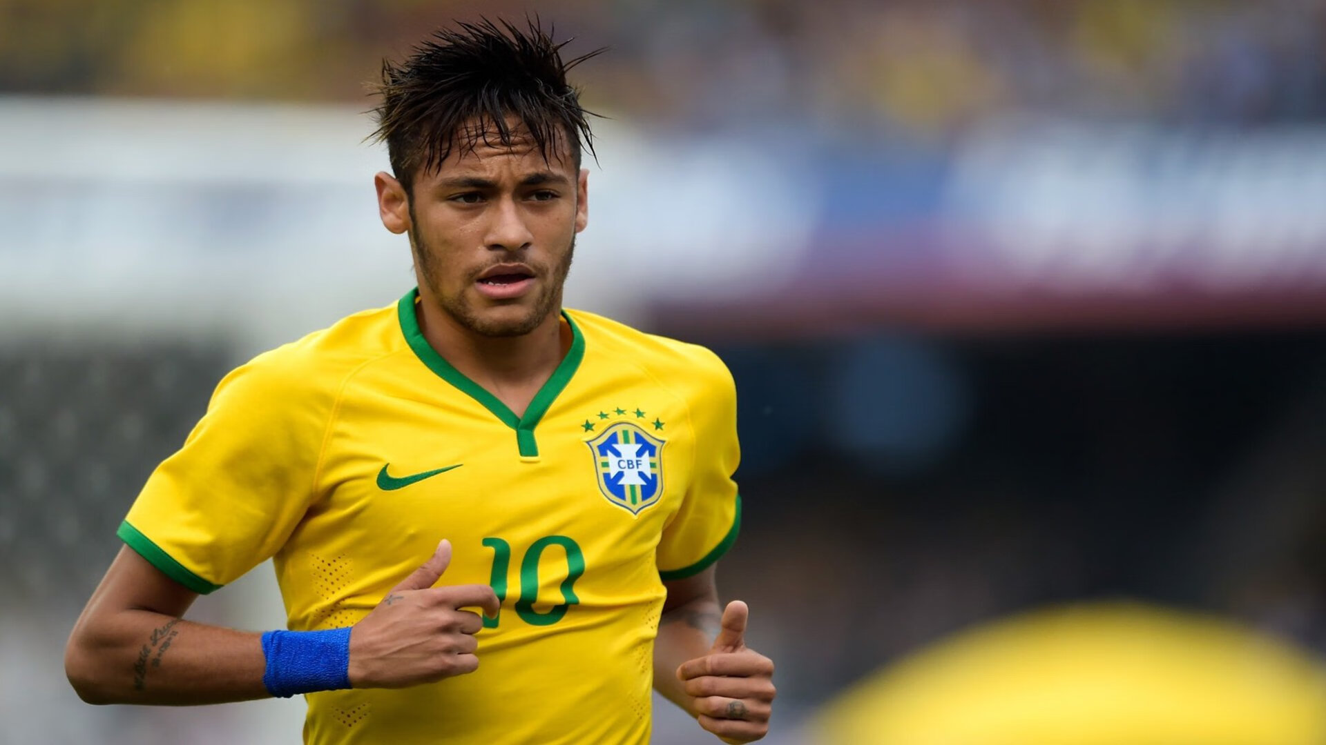 “武汉马拉松：冲刺瞬间，赛场爆发速度激情！”